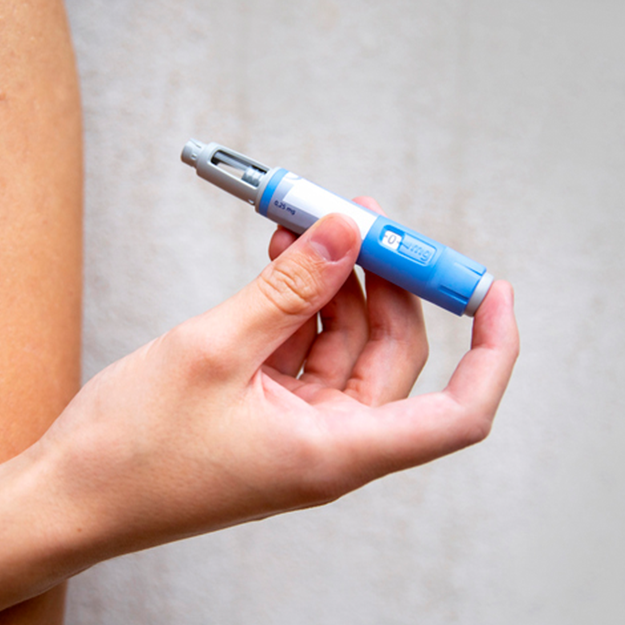 Drug delivery device in hand